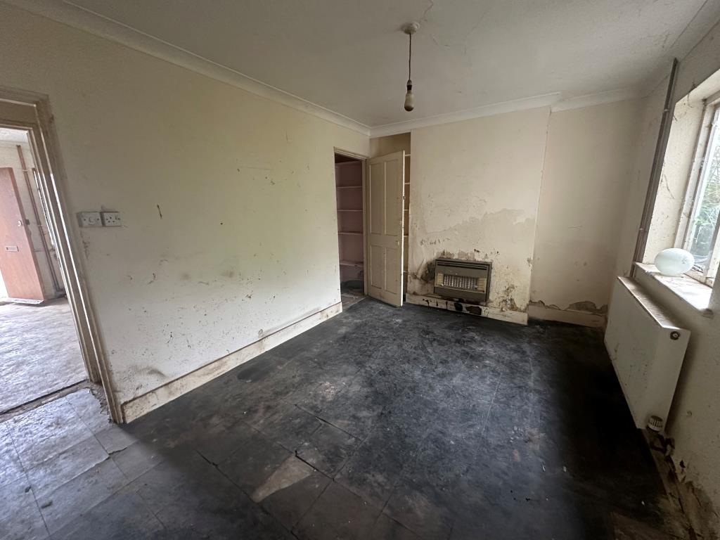 Lot: 125 - TERRACE HOUSE FOR IMPROVEMENT - Dining room to rear